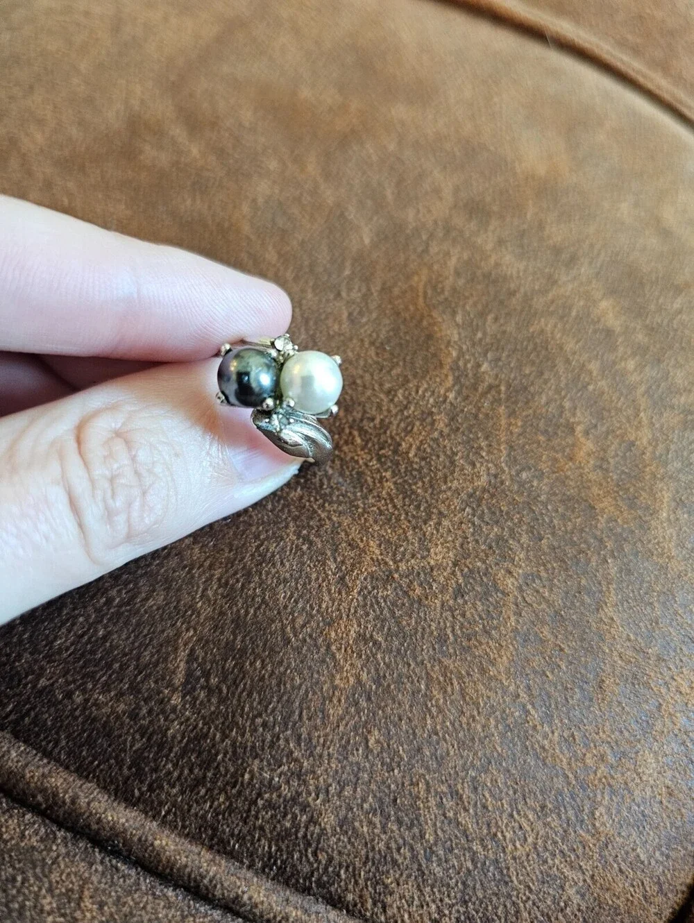 Vtg two-tone pearl ring crafted with a bypass or crossover design Sz 6.75
